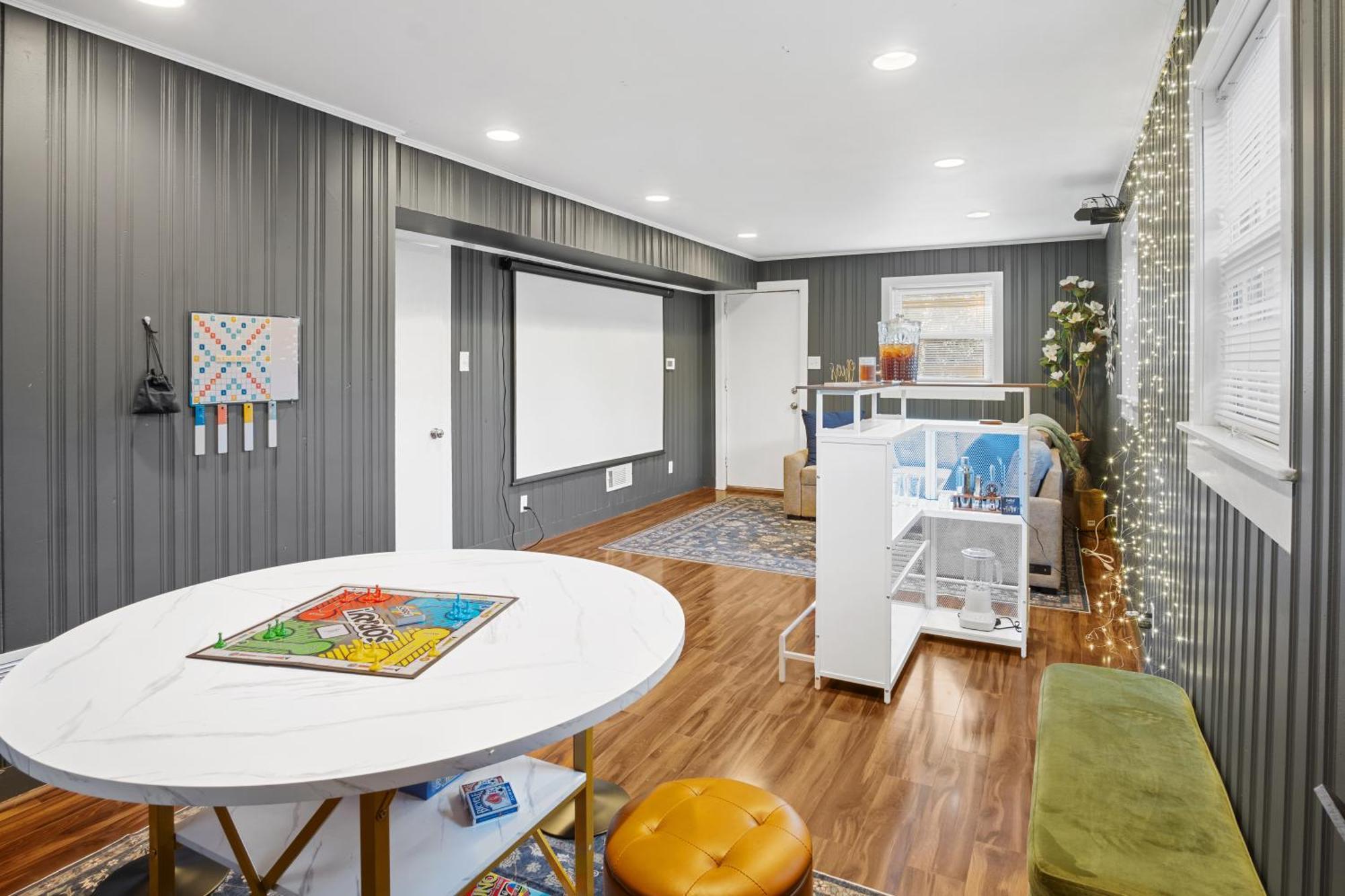 Holiday home Elegant 4bd Retreat - Backyard Bbq & Theater