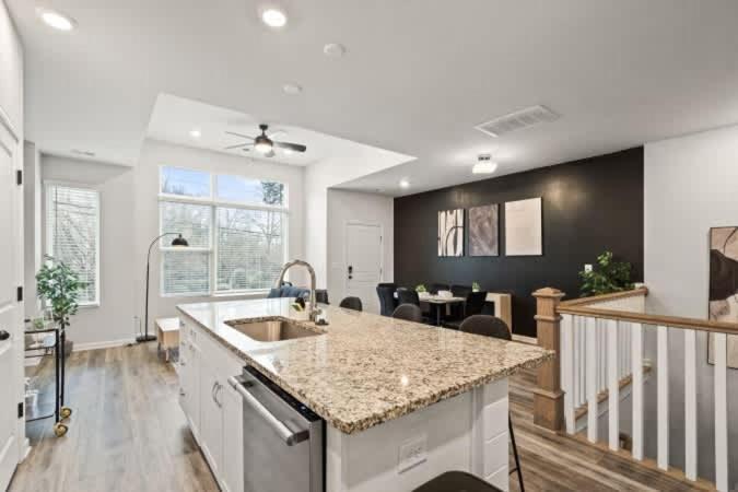Luxurious King 3br Townhouse In Uptown Charlotte! Holiday home *