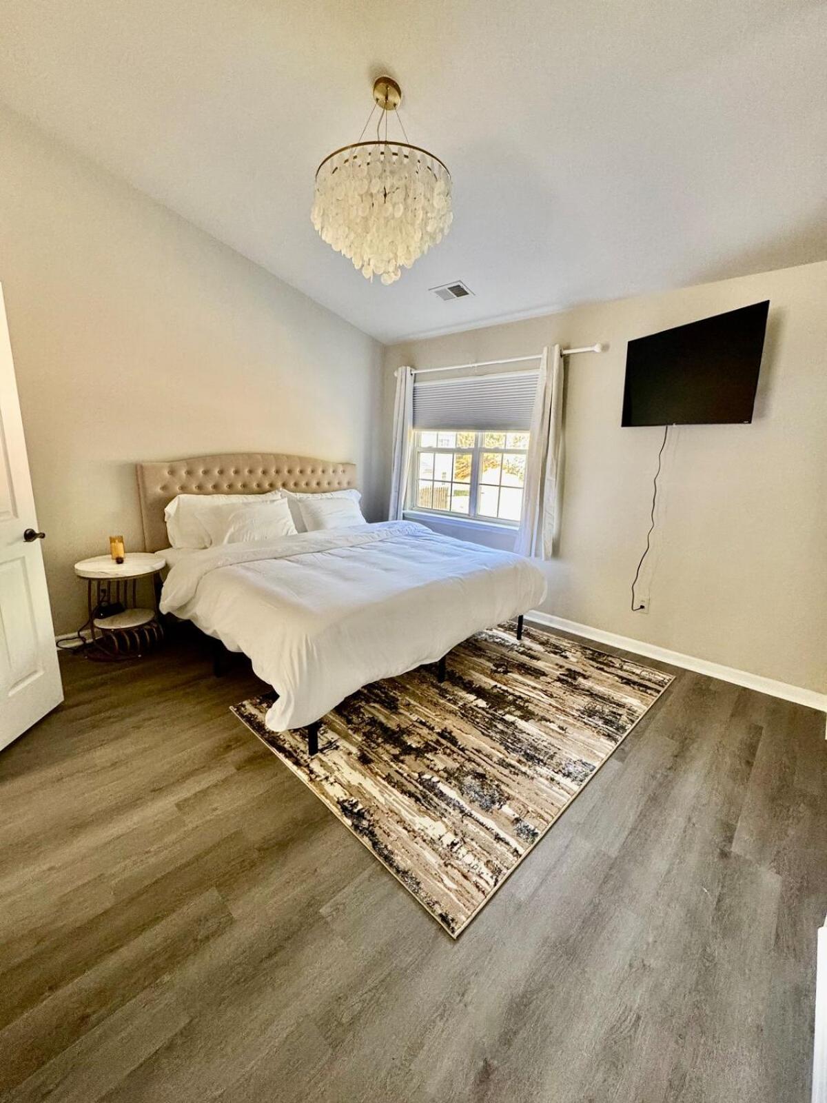 Modern Entire 2-bedroom House For 6 Guests At *