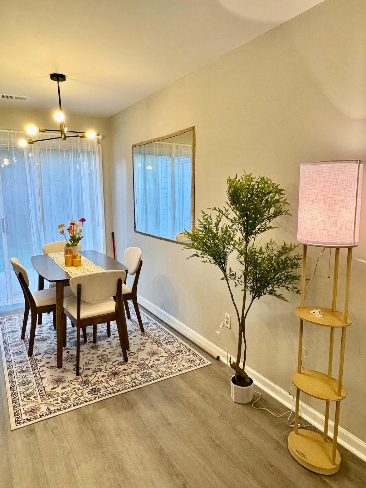 Modern Entire 2-bedroom House For 6 Guests At Charlotte