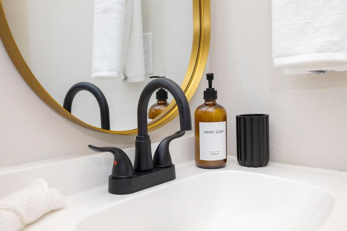 Luxe 3 Bedroom Sleeps 6, With Backyard Oasis