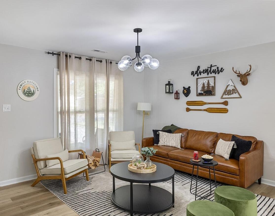 Holiday home Luxe 3 Bedroom Sleeps 6, With Backyard Oasis *