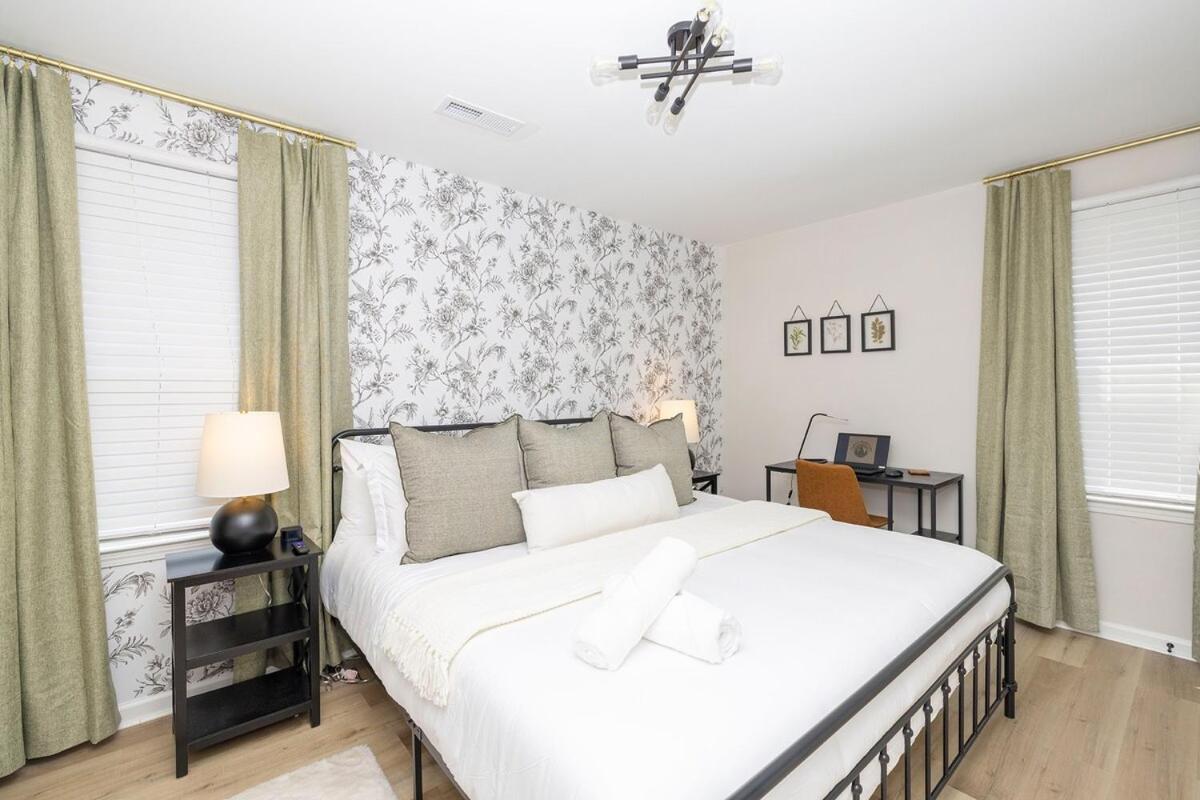 Luxe 3 Bedroom Sleeps 6, With Backyard Oasis