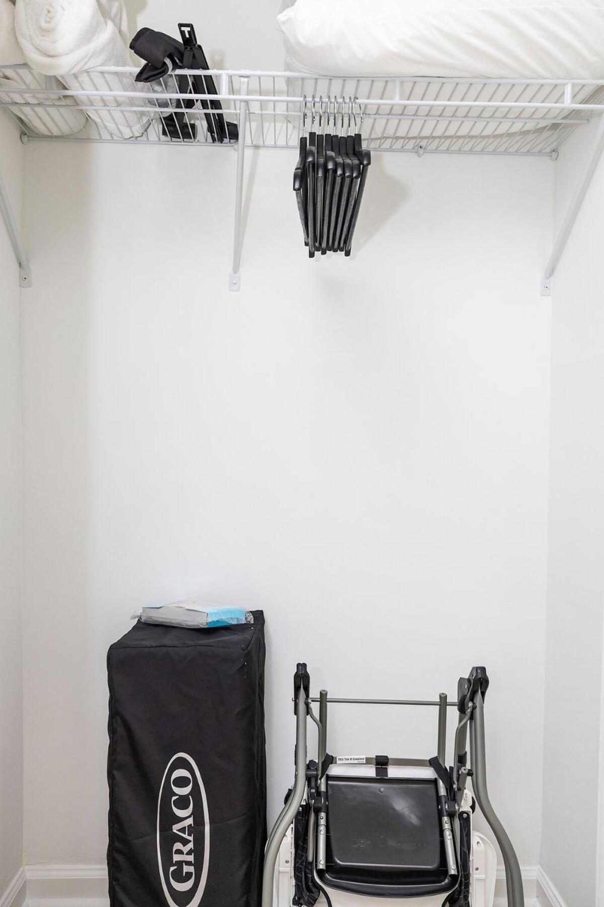 Luxe 3 Bedroom Sleeps 6, With Backyard Oasis *