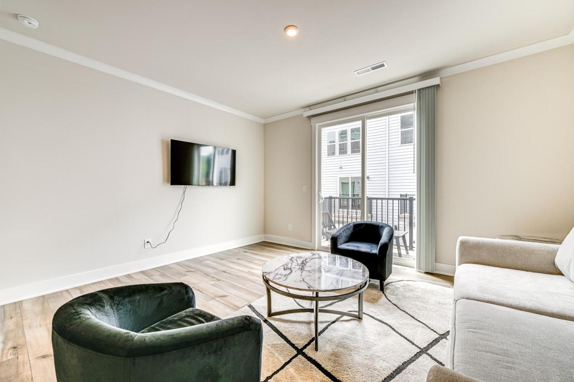 2 Mi To Dtwn Unit With Rooftop Deck! *