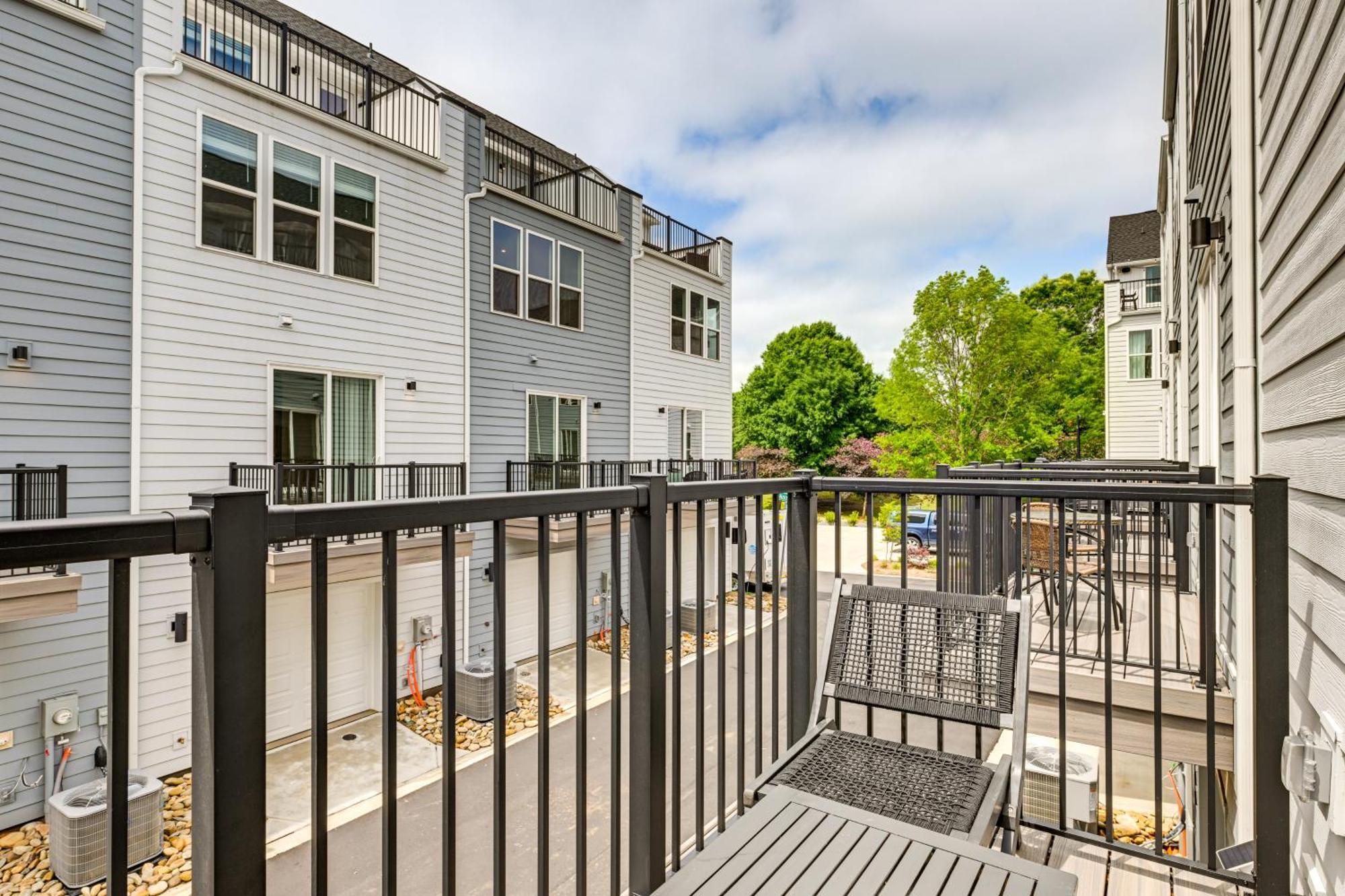 2 Mi To Dtwn Unit With Rooftop Deck! *