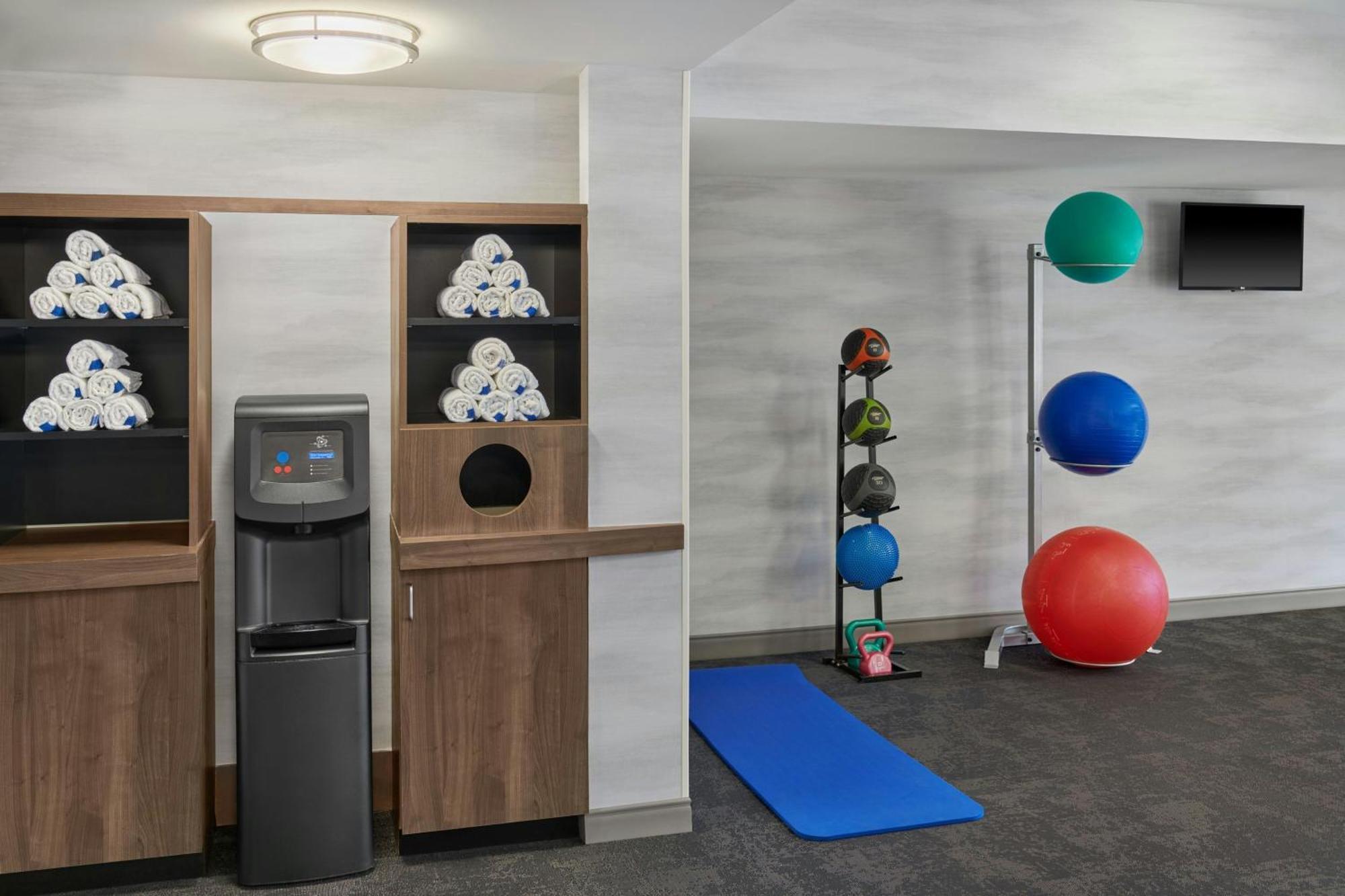 Hotel Fairfield & By Marriott Airport 3*