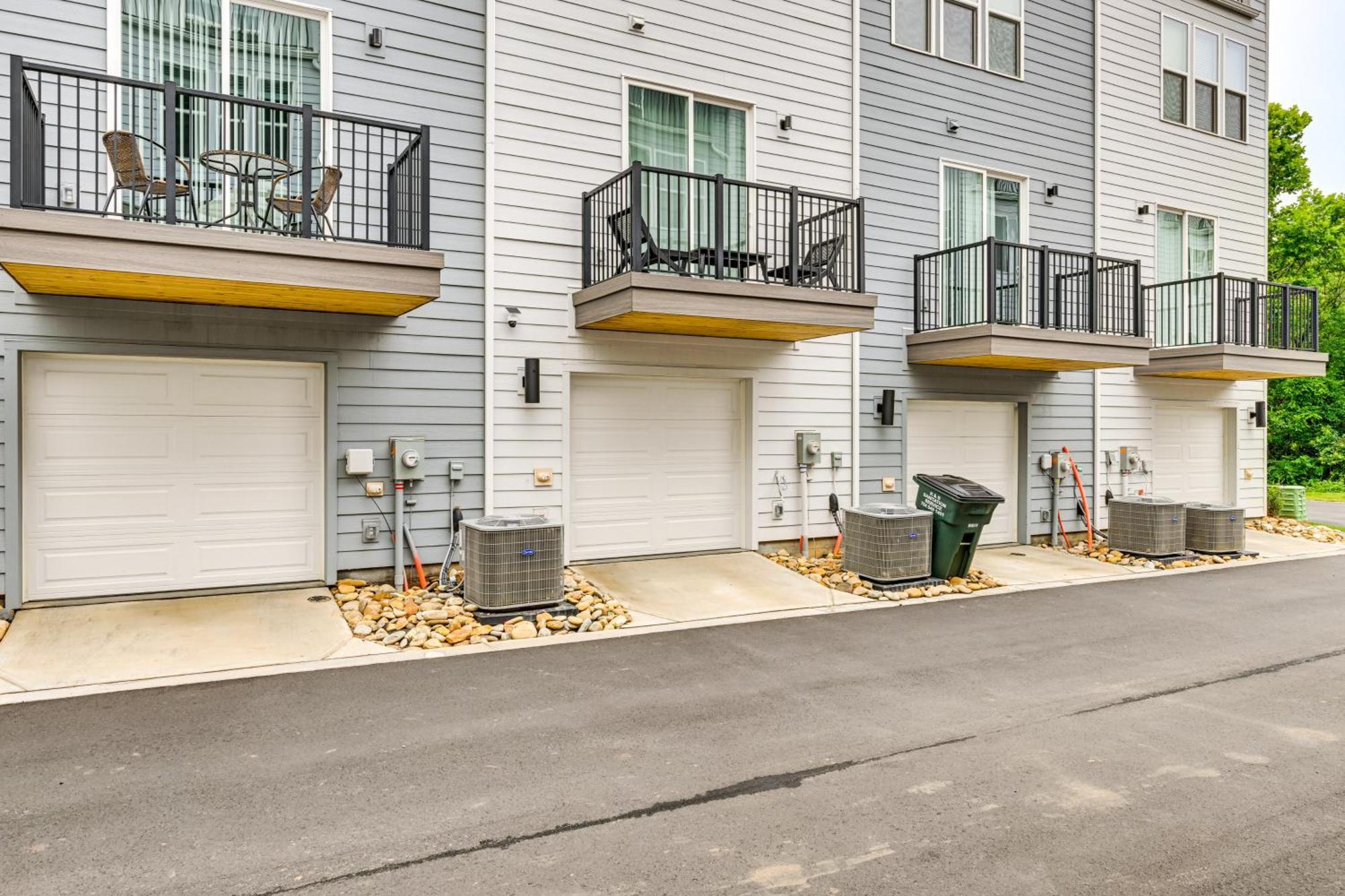 2 Mi To Dtwn Unit With Rooftop Deck! Holiday home