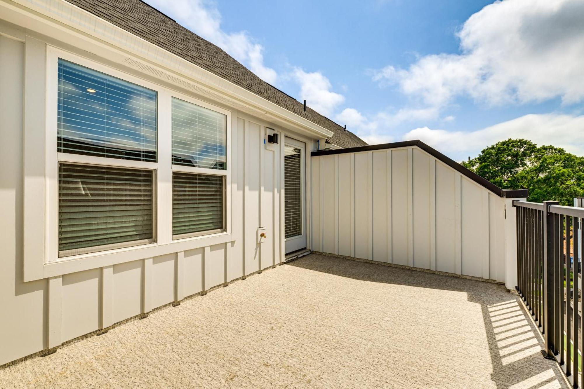 2 Mi To Dtwn Unit With Rooftop Deck! *