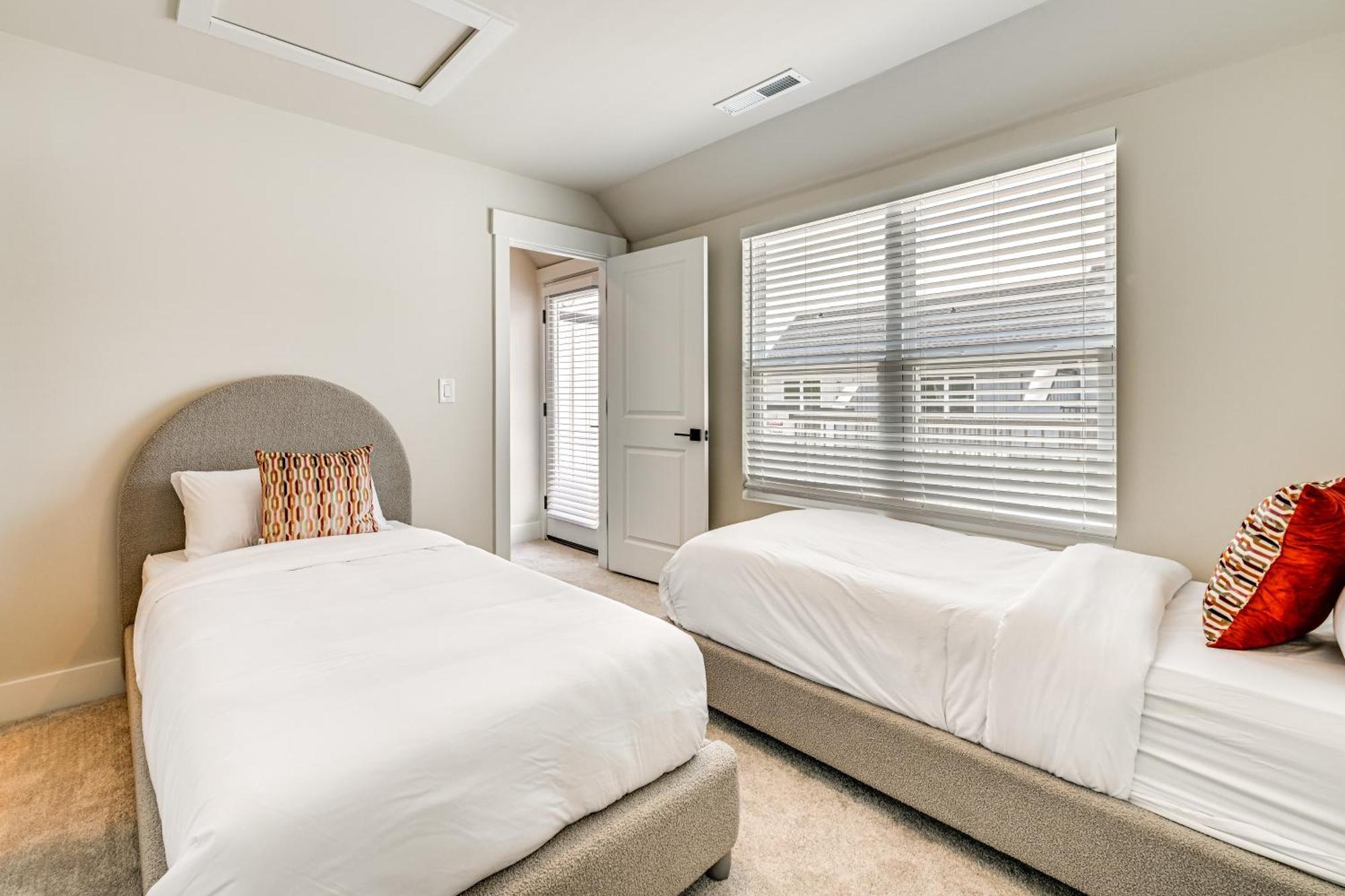 2 Mi To Dtwn Unit With Rooftop Deck! * Charlotte