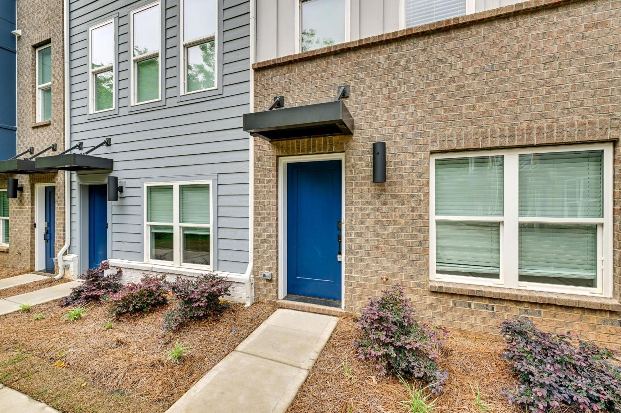 2 Mi To Dtwn Unit With Rooftop Deck!