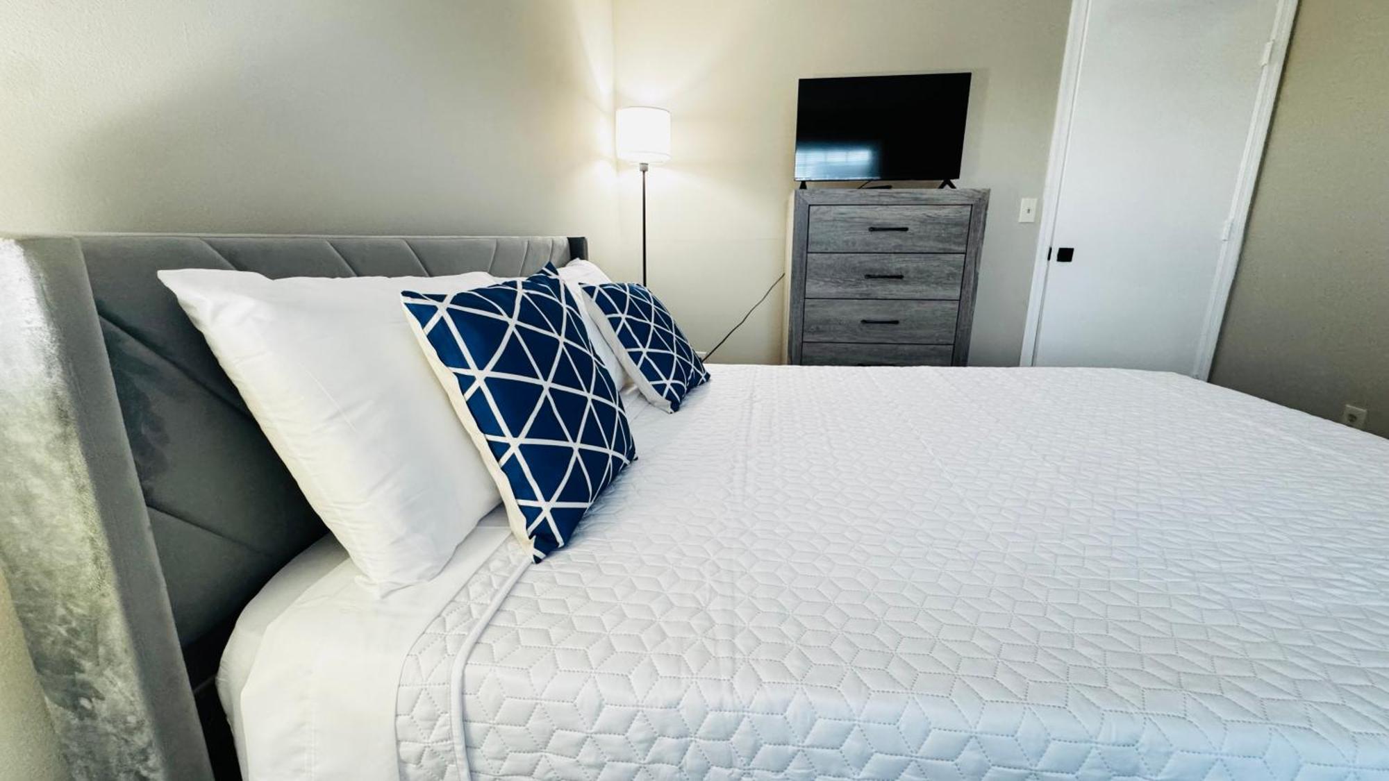 Cozy Escape, Private In With Shared Common Spaces Homestay *