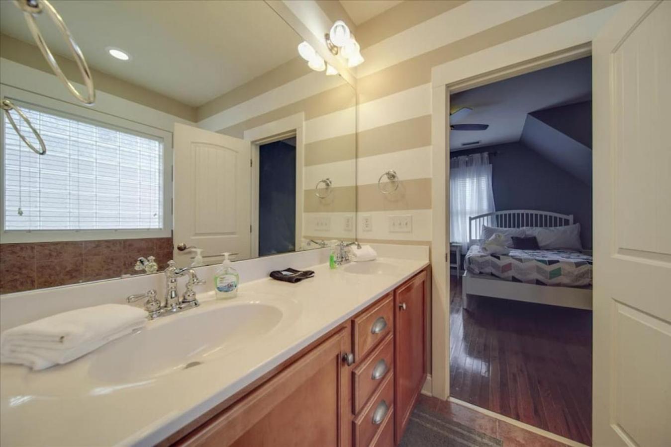 3br Gem Walk To Bofa Stadium And South End Holiday home *