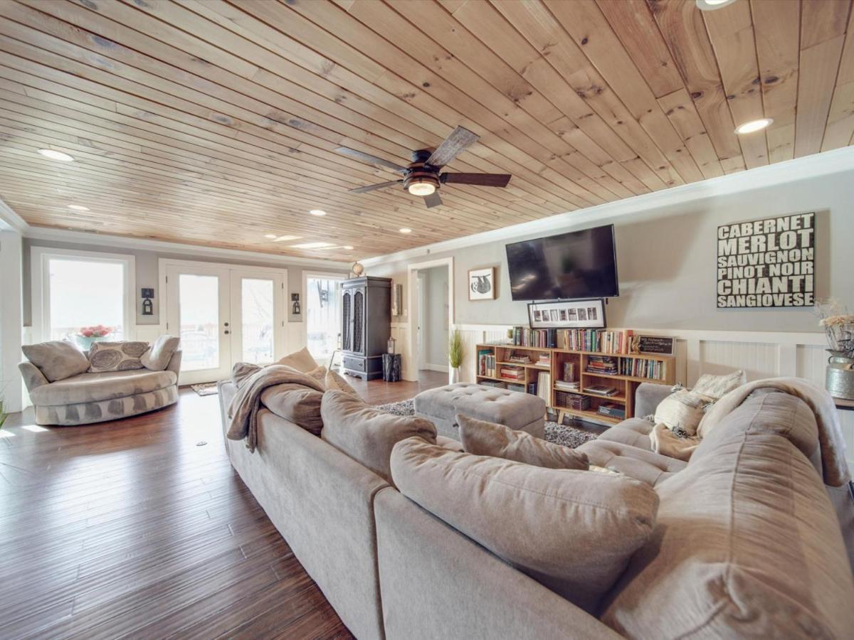 Holiday home Chateau Merlot Lakefront Retreat Usnwc Boat Charlotte