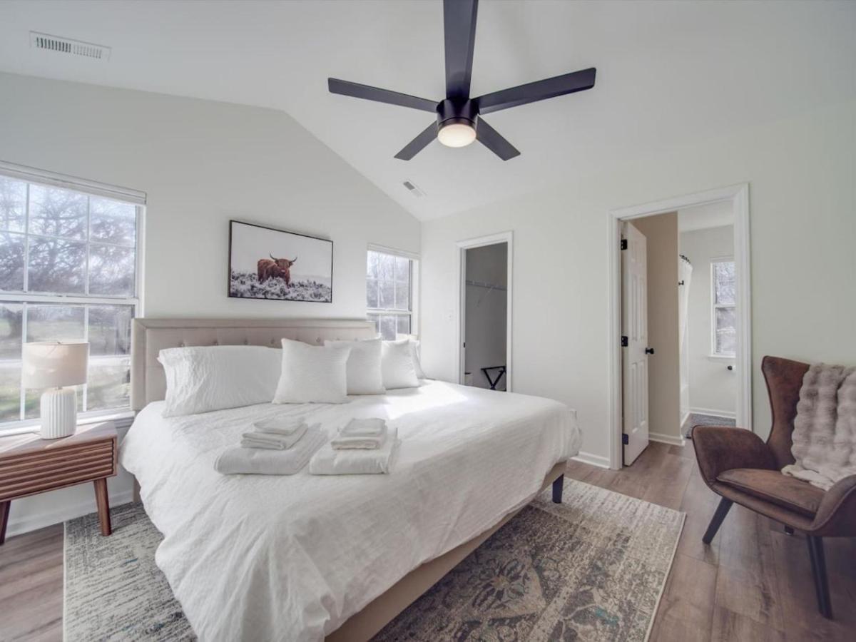 Fully Updated Cozy 3 Bedroom Ranch Escape -wwc- Airport Holiday home Charlotte