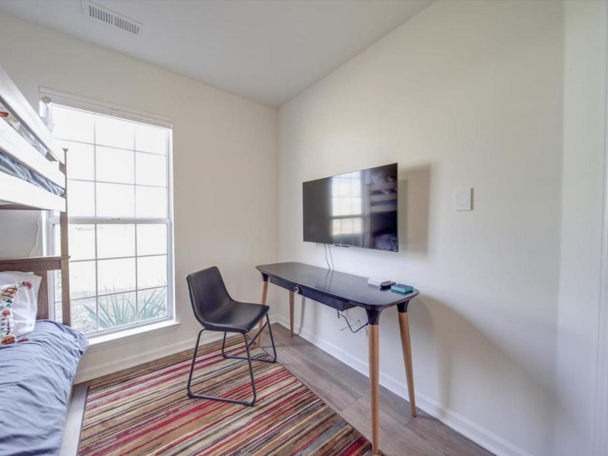 Fully Updated Cozy 3 Bedroom Ranch Escape -wwc- Airport Holiday home *