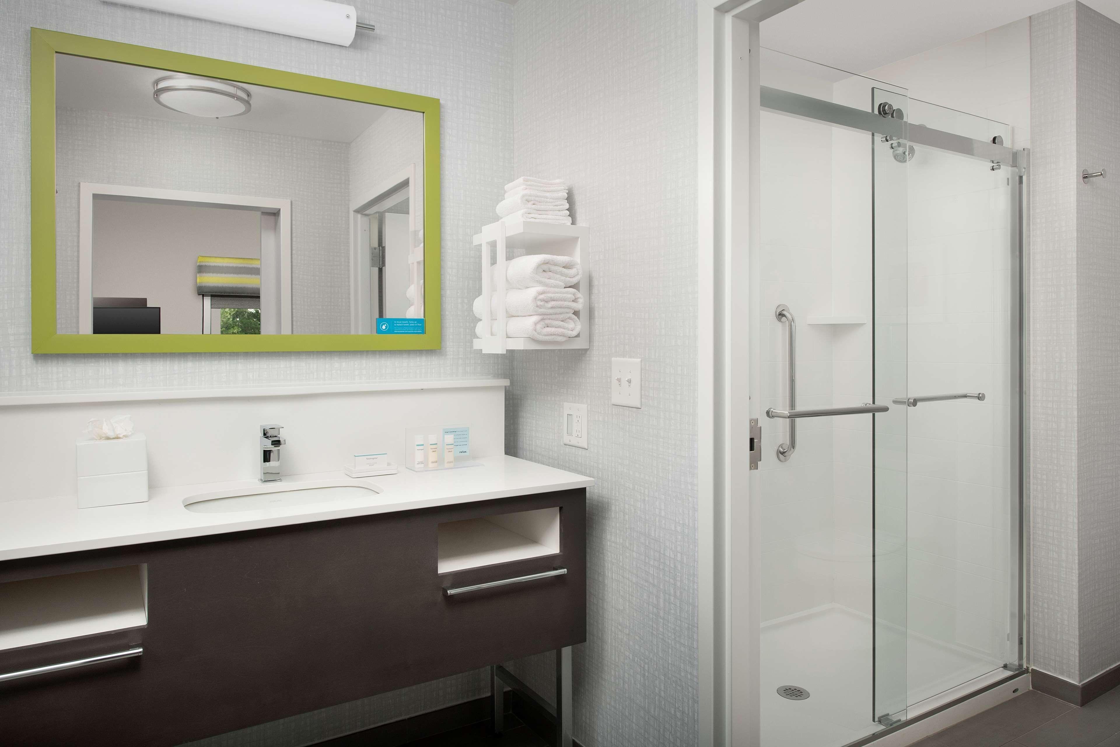 Hampton & Airport Pointe 3*