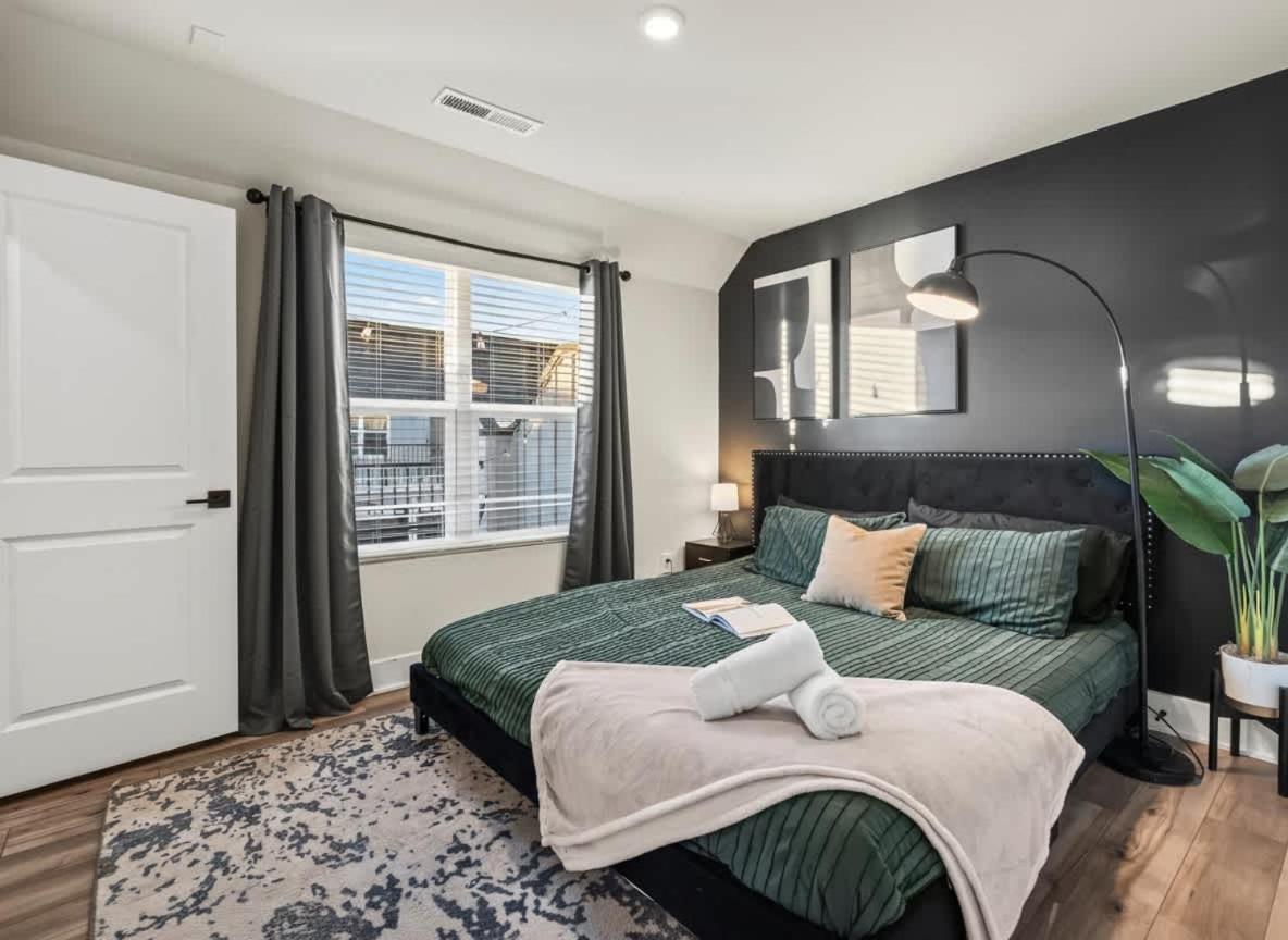 Holiday home Luxurious King 3br Townhouse Mins To Uptown Clt! Charlotte