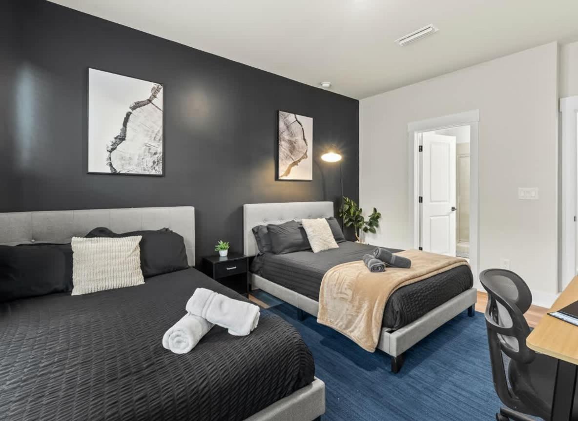 Holiday home Luxurious King 3br Townhouse Mins To Uptown Clt!