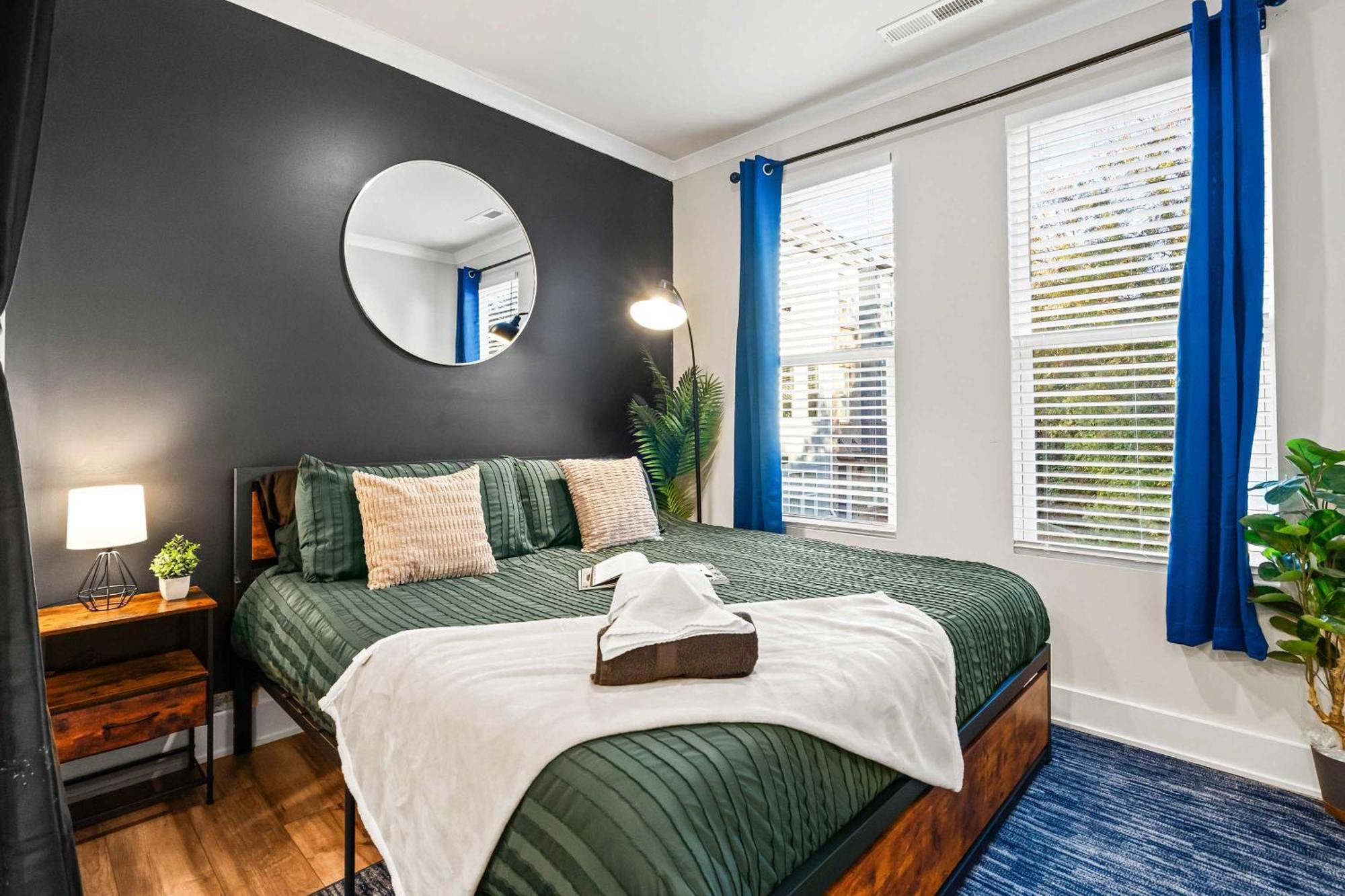 Luxurious King 3br Townhouse Mins To Uptown Clt! Holiday home