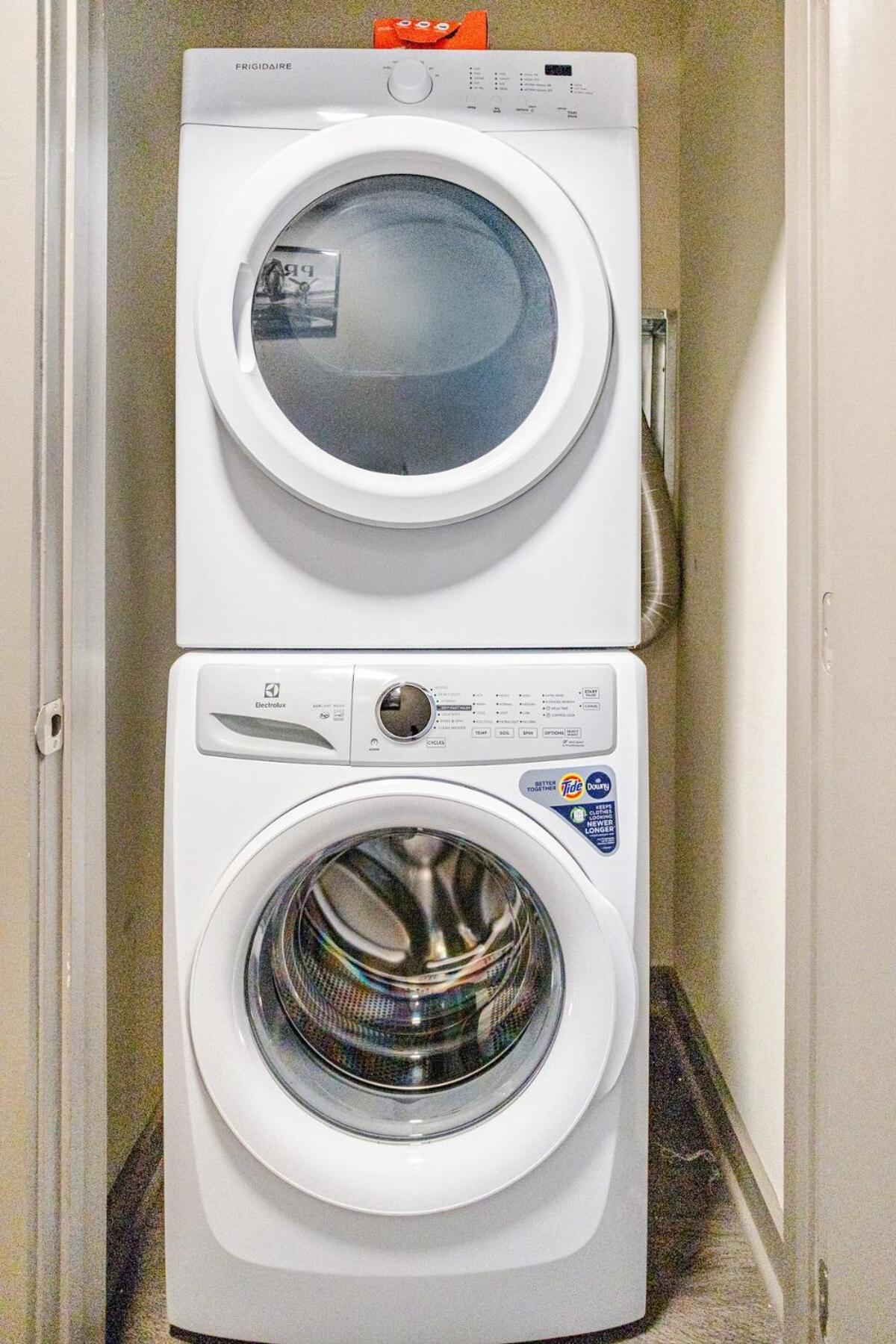 Cozy Uptown With Gym And Swimming Pool Apartment *