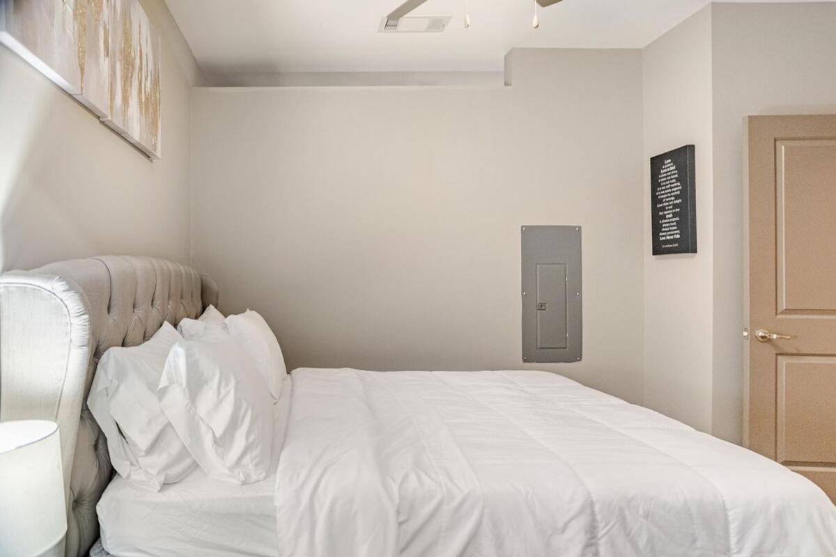 Cozy Uptown With Gym And Swimming Pool