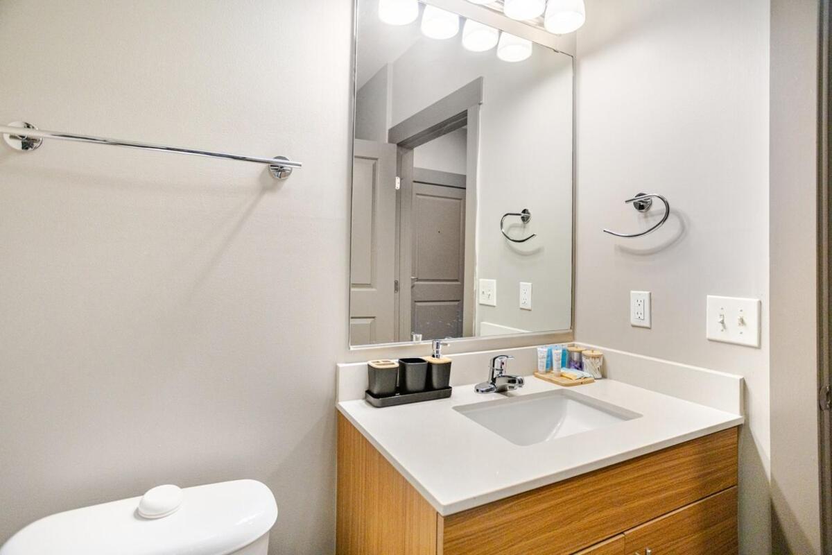 Cozy Uptown With Gym And Swimming Pool