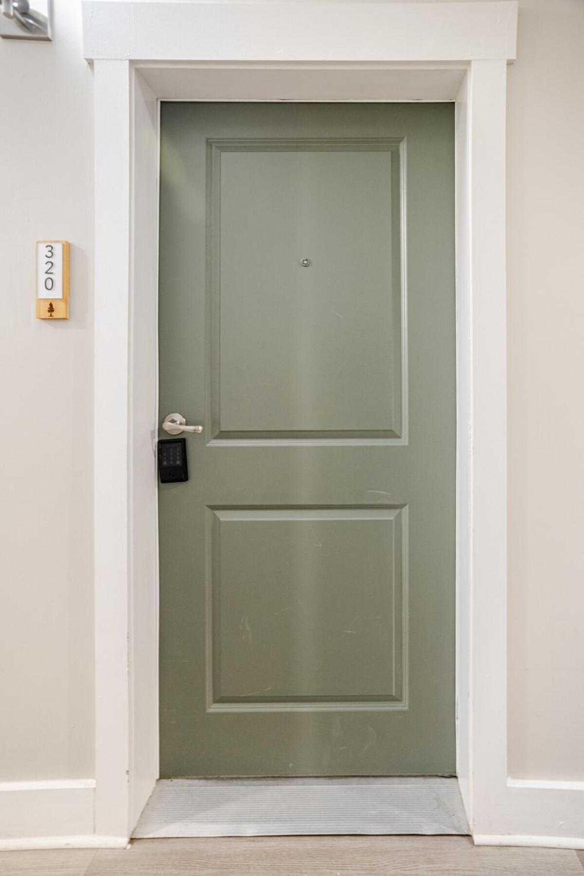 Cozy Uptown With Gym And Swimming Pool Apartment