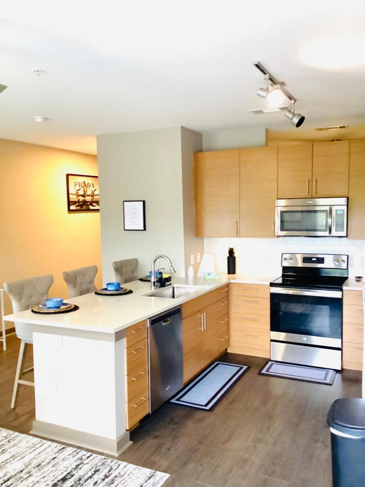 Cozy Uptown With Gym And Swimming Pool Apartment *