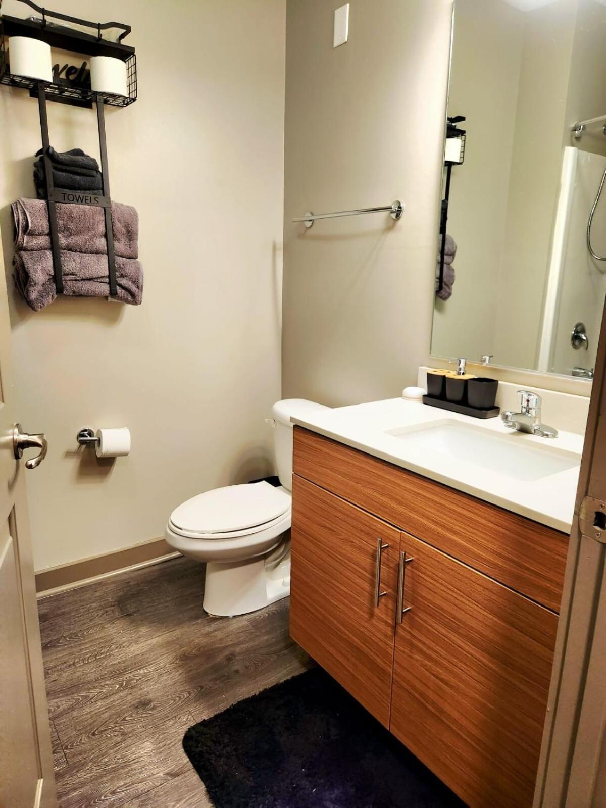 Cozy Uptown With Gym And Swimming Pool Apartment *