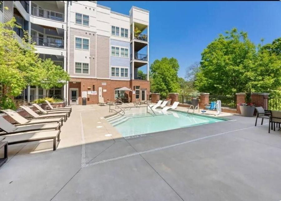 Cozy Uptown With Gym And Swimming Pool