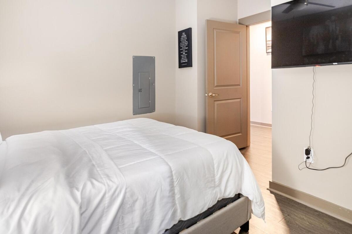 Cozy Uptown With Gym And Swimming Pool Apartment