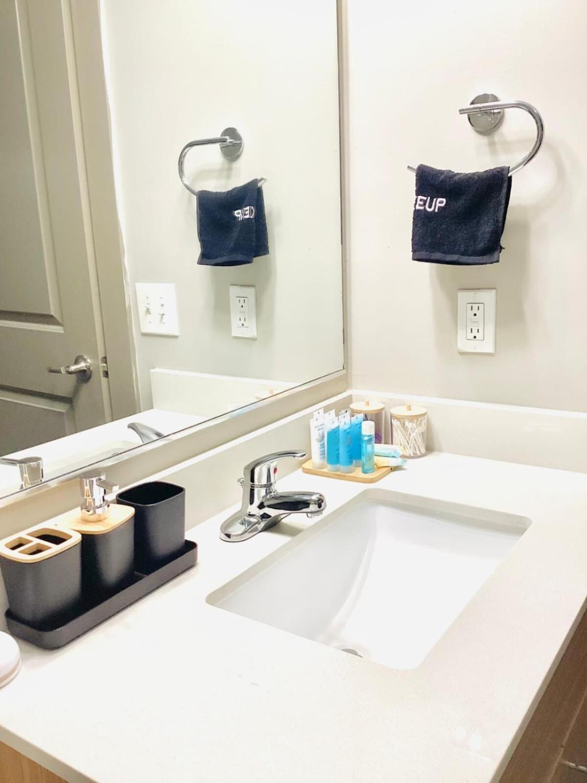 Cozy Uptown With Gym And Swimming Pool Apartment