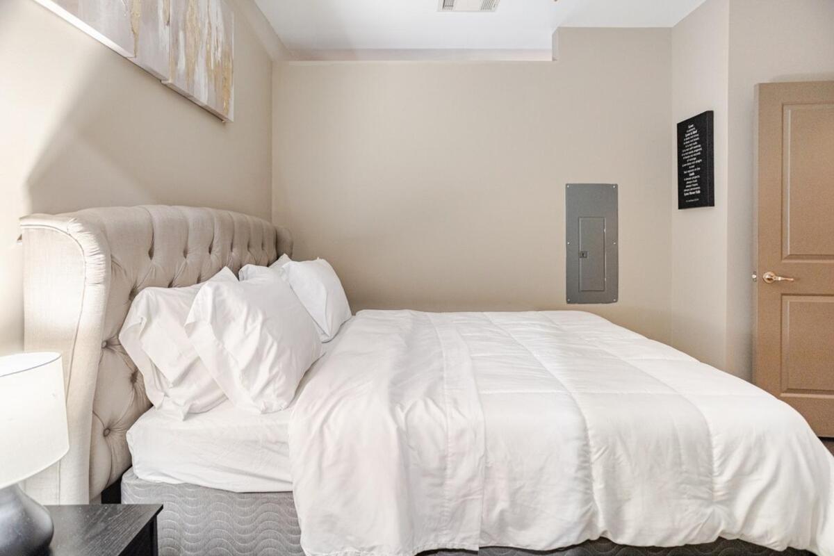 Cozy Uptown With Gym And Swimming Pool