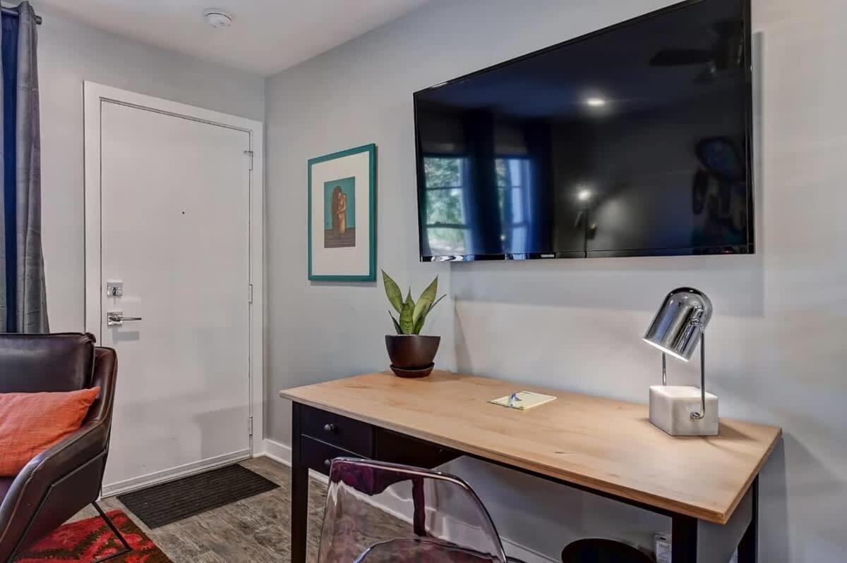 Comfortable And Stylish Near Myers Park *