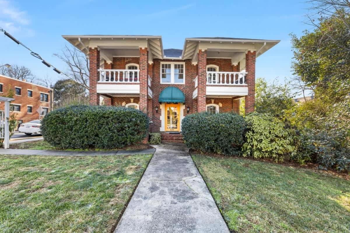 Holiday home Retro 1br In Elizabeth With Porch & Eclectic Design