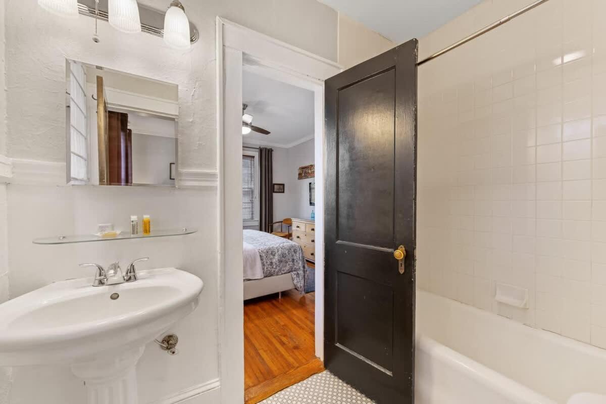 Contemporary 2br In Myers Park With Screened Porch Holiday home