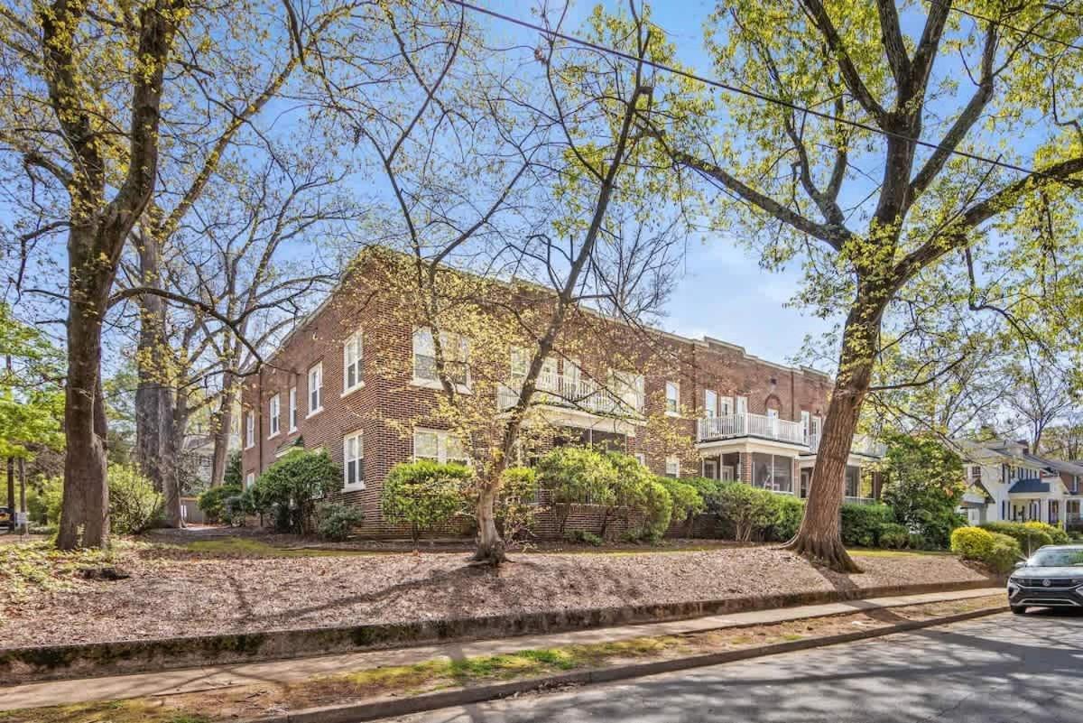 Holiday home Bright And Restful 2br Near Uptown With Balcony