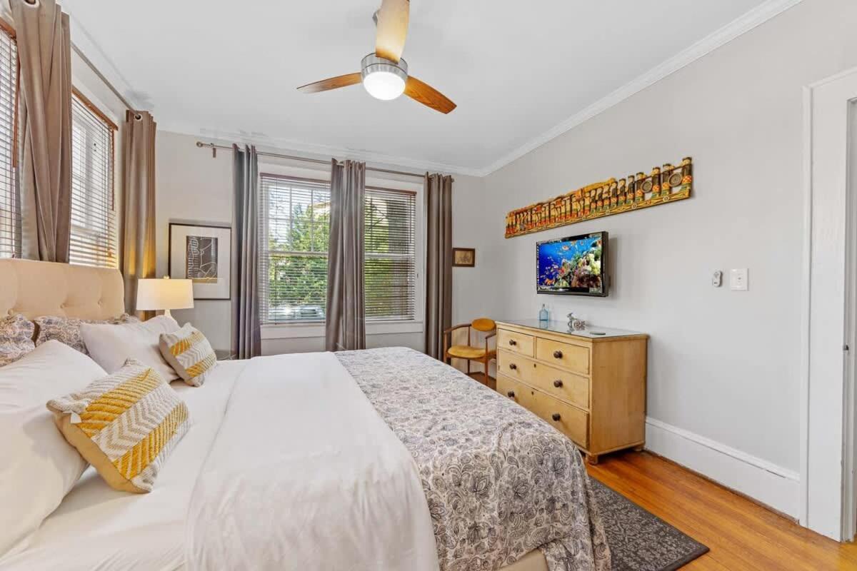 Contemporary 2br In Myers Park With Screened Porch Holiday home *