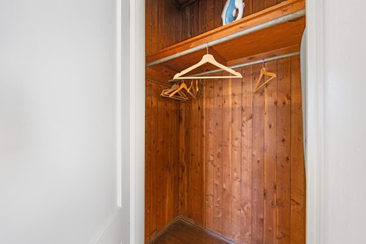 Retro 1br In Elizabeth With Porch & Eclectic Design Holiday home Charlotte