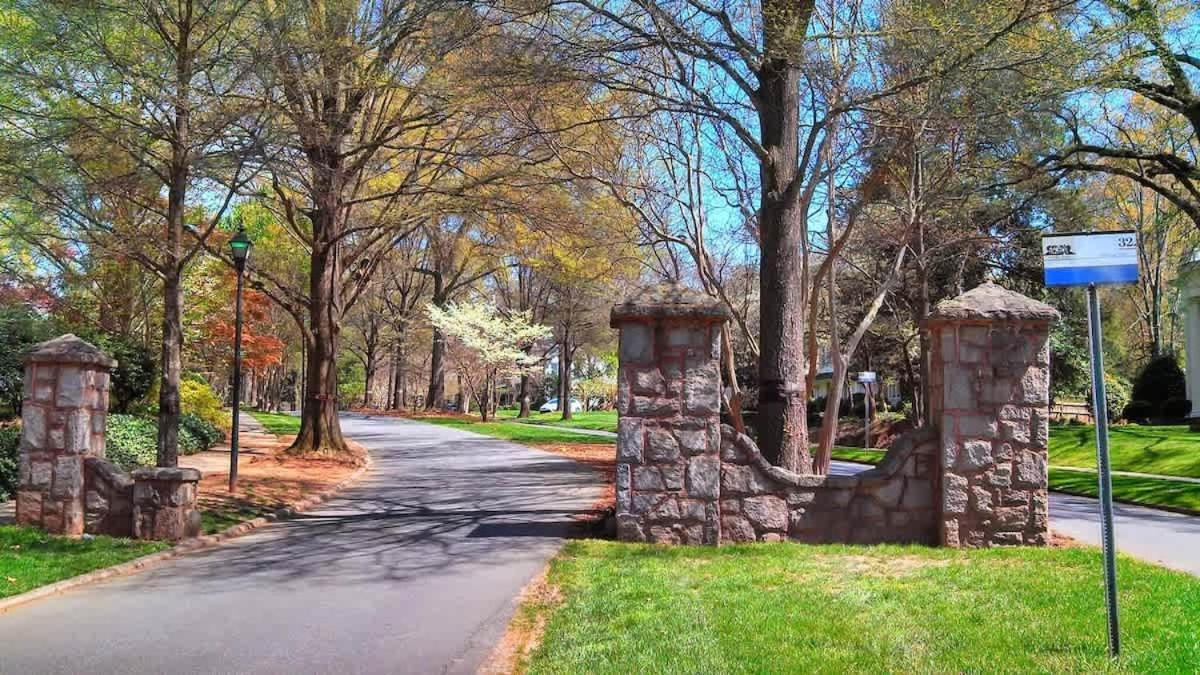 Holiday home Comfortable And Stylish Near Myers Park