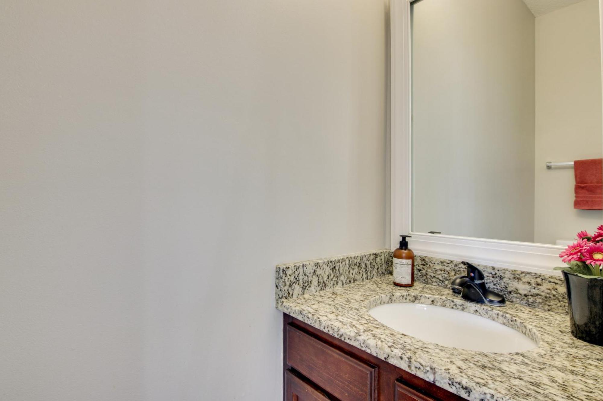 Quiet Oasis In Charlotte! Near Uncc Campus Holiday home