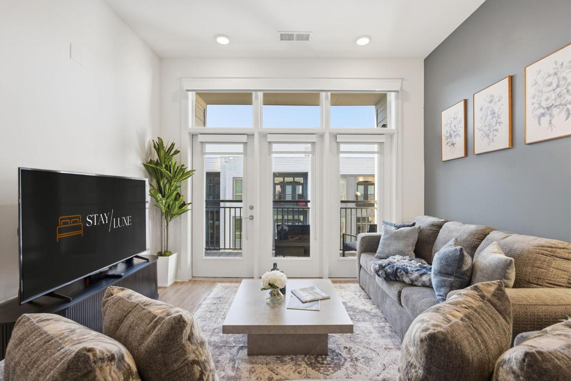 Skyline Retreat - Free Parking, Pool, Balcony * Charlotte