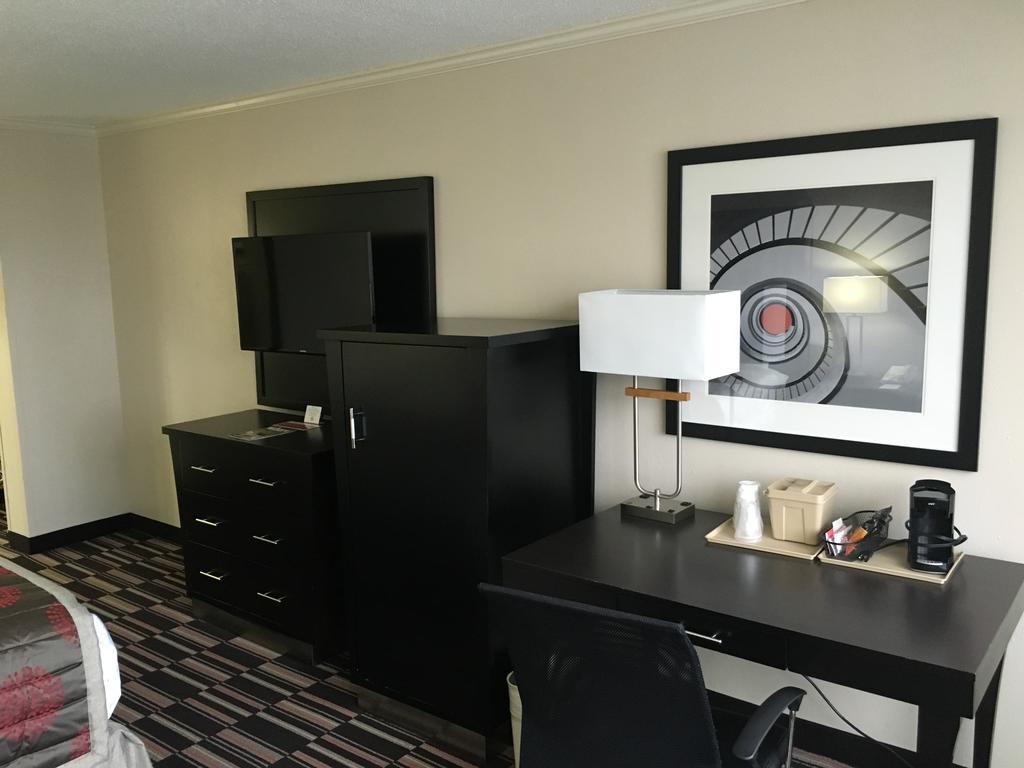 Ramada Plaza By Wyndham South End Airport Hotel 3*