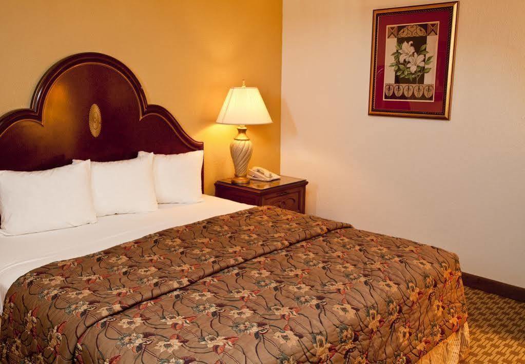 Hotel Golden By Oyo Charlotte