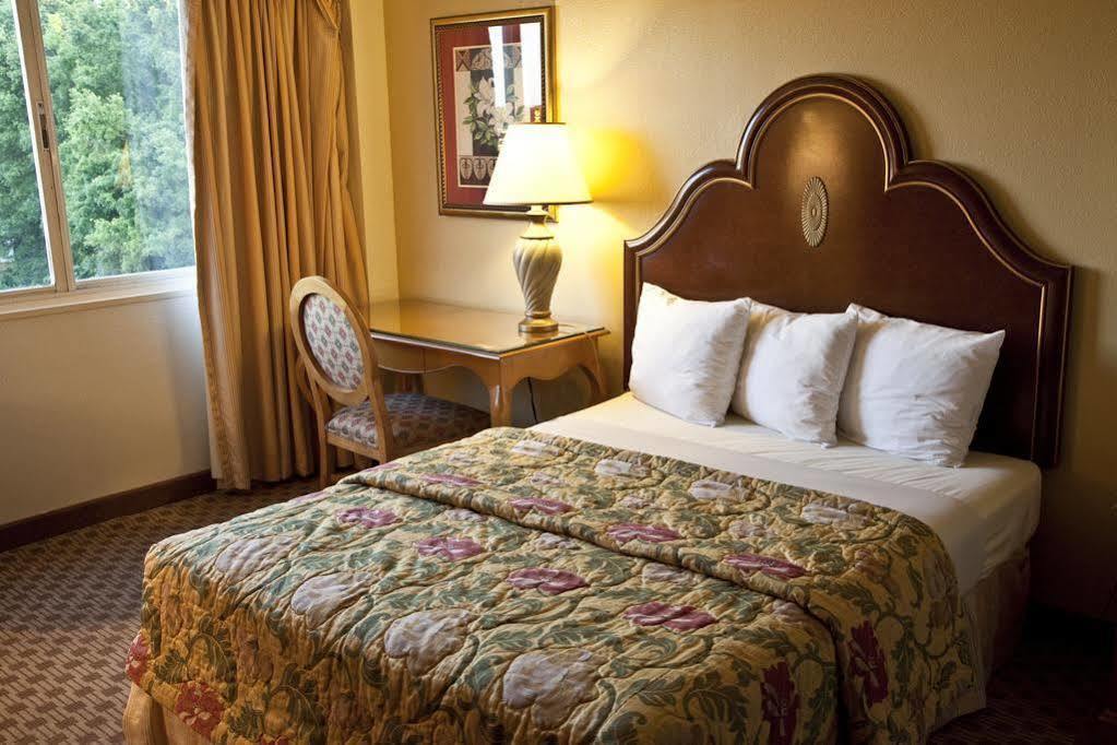 Golden By Oyo Charlotte