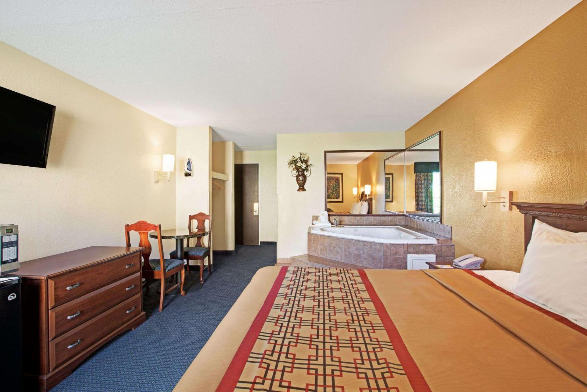 Motel Days By Wyndham Charlotte/woodlawn Near Carowinds