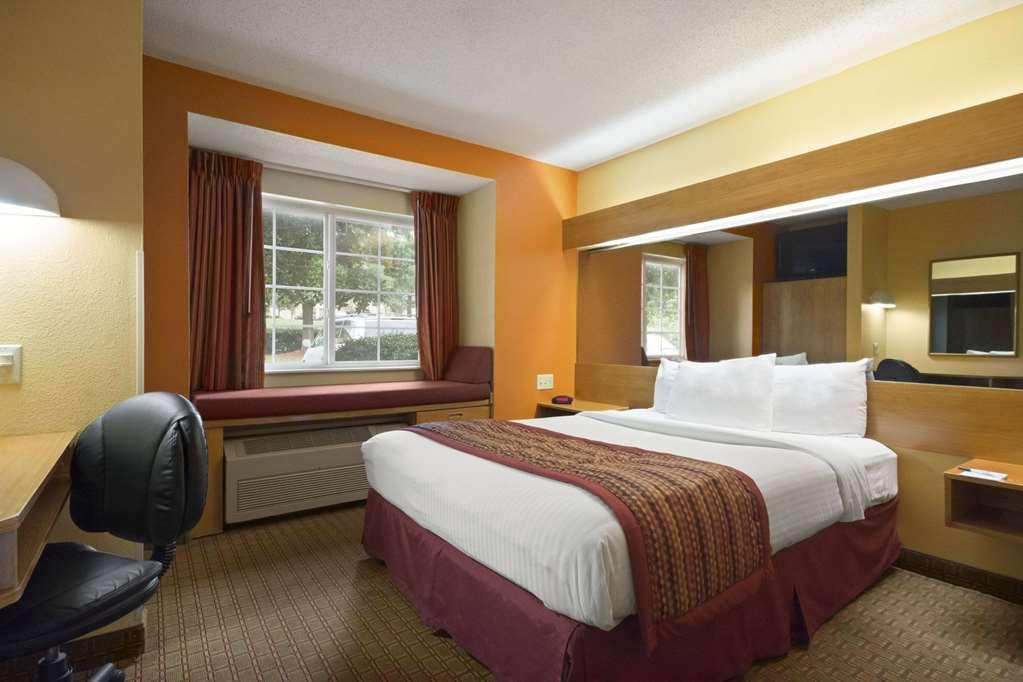 Hotel Microtel By Wyndham Airport 3*